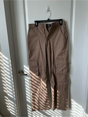 Worn once!! Women’s Hollister Tan Cargo Boot-Cut Pants